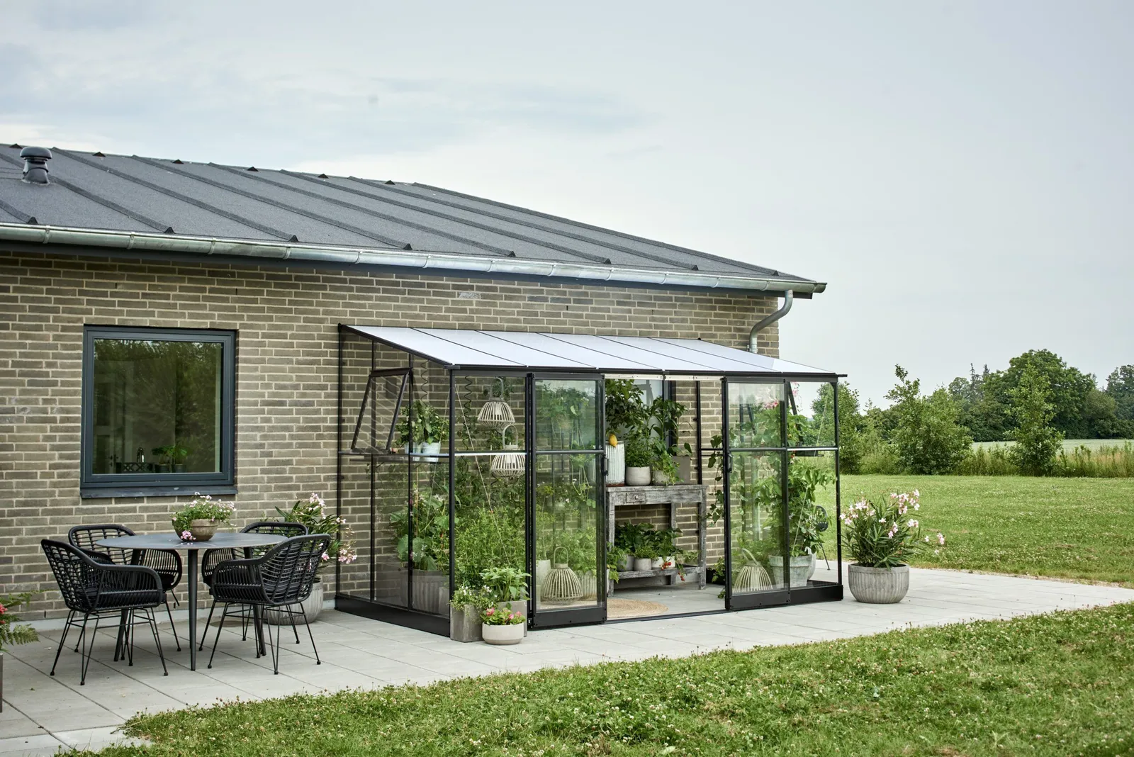 Växthus Halls Qube Lean-to 612 Svart 7,1 m² Härdat Glas