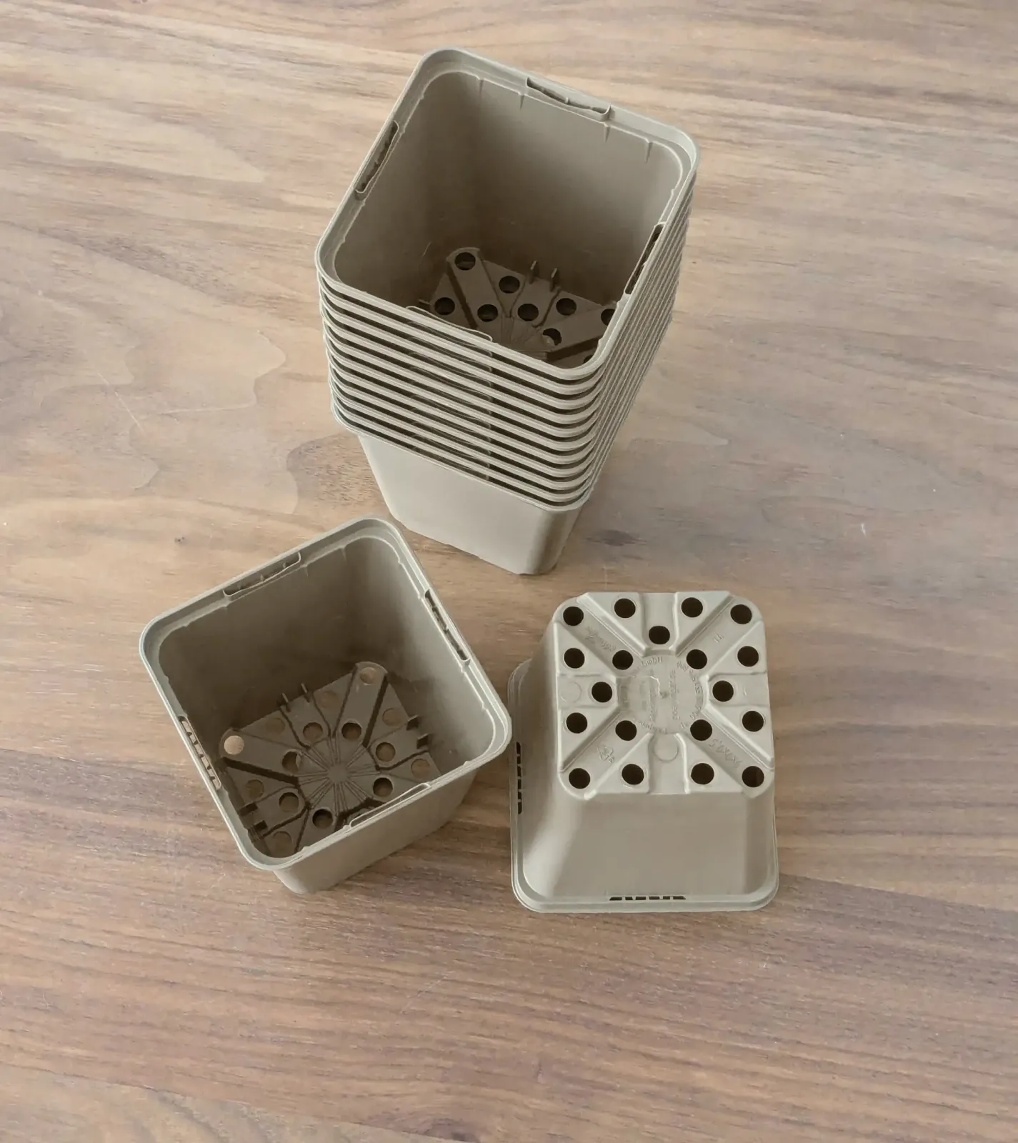 Fyrkantskruka 9 cm, gråbeige, 10-pack - bild 1